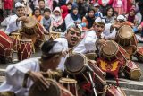 Peserta memainkan rampak kendang penca saat Liga Seni Budaya Bandung di kota Bandung, Jawa Barat, Minggu (22/4). Liga seni budaya Bandung tersebut bertujuan untuk mengenalkan, mengedukasi masyarakat terhadap seni budaya khas Sunda dan upaya menciptakan daya tarik wisata baru di Kota Bandung. ANTARA JABAR/M Agung Rajasa/agr/18.