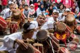 Peserta memainkan rampak kendang penca saat Liga Seni Budaya Bandung di kota Bandung, Jawa Barat, Minggu (22/4/2018). Liga seni budaya Bandung tersebut bertujuan untuk mengenalkan, mengedukasi masyarakat terhadap seni budaya khas Sunda dan upaya menciptakan daya tarik wisata baru di Kota Bandung. (ANTARA FOTO/M Agung Rajasa) 