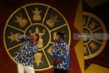 Pemain ludruk dari Karya Budaya, Mojokerto berdialog saat memainkan cerita berjudul Keris Nogososro di Pendopo Taman Budaya Jawa Timur, Surabaya, Jawa Timur, Sabtu (7/4). Seni drama tradisional tersebut mengisahkan tentang seorang lintah darat yang tertipu dengan Keris Nogososro palsu sebagai akibat atas perbuatannya sendiri yang meresahkan masyarakat. Antara Jatim/Moch Asim/zk/18