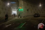 Kendaraan melaju saat uji coba open traffic pada hari pertama di jalur Lintas Bawah Matraman, Jakarta, Selasa (10/4/2018). Pembangunan jalur lintas bawah atau underpass Matraman sepanjang 670,1 meter dan lebar tujuh meter serta memiliki dua cabang jalan yaitu dari arah Jalan Matraman Dalam bercabang ke arah Jalan Pramuka Raya dan Jalan Matraman Raya itu bertujuan untuk menghilangkan persimpangan sebidang sehingga mampu mengurai kemacetan pada simpang Matraman. (ANTARA FOTO/Aprillio Akbar) 