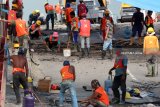 Sejumlah pekerja dengan palu, las, juga peralatan lainnya mengempur jembatan Widang di Kecamatan Widang, Tuban, Jawa Timur, Sabtu (21/1). Proses perbaikan jembatan Widang di Bengawan Solo yang menghubungkan Lamongan-Tuban itu, dengan mengganti jembatan 'bally' pada bagian yang ambruk membutuhkan waktu sekitar 1,5 bulan.  Antara Jatim/Aguk Sudarmojo/zk/18.