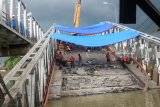 Sejumlah pekerja dengan palu, las, juga peralatan lainnya mengempur jembatan Widang di Kecamatan Widang, Tuban, Jawa Timur, Sabtu (21/1). Proses perbaikan jembatan Widang di Bengawan Solo yang menghubungkan Lamongan-Tuban itu, dengan mengganti jembatan 'bally' pada bagian yang ambruk membutuhkan waktu sekitar 1,5 bulan.  Antara Jatim/Aguk Sudarmojo/zk/18.
