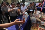 Kapolda Jatim Irjen Pol Machfud Arifin(kedua kiri) menunjukkan barang bukti minuman keras (miras) yang berhasil disita dalam Operasi Tumpas Narkoba Semeru 2018 di Polda Jatim, Surabaya, Jawa Timur, Rabu (25/4). Sebanyak 50.070 botol miras berbagai jenis dan merk berhasil disita oleh Polda Jatim, Polrestabes Surabaya, Polres Pelabuhan Tanjung Perak Surabaya dan Polresta Sidoarjo dalam operasi yang digelar selama 10 hari tersebut. Antara Jatim/Didik Suhartono/zk/18