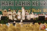 Ketua Umum Muslimat NU Khofifah Indar Parawansa (tengah) menyampaikan sambutan saat peringatan Hari Lahir (Harlah) ke-72 Muslimat NU di Surabaya, Jawa Timur, Rabu (18/4/2018). Dalam kegiatan yang dihadiri ribuan muslimat dari berbagai cabang hingga ranting di Jawa Timur tersebut Khofifah berharap keberadaan Muslimat NU terus konsisten memberikan kebaikan dan keberkahan bagi bangsa. (ANTARA FOTO/Moch Asim)