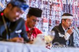 Calon Wakil Gubernur Jawa Barat nomor urut empat Dedi Mulyadi (kanan) bersama calon Wakil Gubernur Jawa Barat nomor urut dua Anton Charliyan (tengah) dan calon Gubernur Jawa Barat nomor urut satu Ridwan Kamil (kiri) menyampaikan visi-misi dan solusi saat acara Ngaruwat Kandidat Ngarawat Jawa Barat di Universitas Padjajaran (UNPAD), Bandung, Jawa Barat, Rabu (25/4). Acara yang diselenggarakan oleh KPU dan Ikatan Alumni UNPAD tersebut guna mensosialisasikan solusi dari paslon Cagub dan Cawagub Jawa Barat terhadap masalah keamanan, ketahanan pangan dan lingkungan Hidup yang ada di Jawa Barat. ANTARA JABAR/Novrian Arbi/agr/18