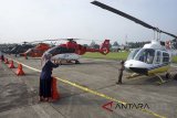 Sejumlah anak sekolah melihat pesawat alutsista milik TNI AU di Pangkalan Udara Atang Sendjaja, Bogor, Jawa Barat, Sabtu (21/4). Acara Open Base Lanud Atang Sendjaja berlangsung pada 21-22 April dan masyarakat umum diperbolehkan mema­su­ki Lanud ATS dan melihat persenjataan (alutsista) milik TNI AU. ANTARA JABAR/Yulius Satria Wijaya/agr/18.