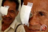 Dua pasien selesai melakukan operasi katarak di Rumah Sakit Bhayangkara Hoegeng Iman Santoso Polda Sulbar, Mamuju, Sulawesi Barat, Selasa (17/4/2018). Operasi katarak gratis yang diikuti puluhan warga kurang mampu tersebut, dalam rangka peresmian Rumah Sakit Bhayangkara Hoegeng Iman Santoso Polda Sulbar. (ANTARA FOTO/Akbar Tado) 
