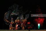 Sejumlah seniman mementaskan tarian khas jawa timur saat pagelaran Purnama Seruling Penataran di Kawasan Candi Penataran Blitar, Jawa Timur, Sabtu (31/3) malam. Selain bertujuan untuk melestarikan budaya dan seni, pagelaran yang melibatkan ratusan pegiat seni dari sejumlah daerah di Indonesia dan beberapa negara tersebut juga dimaksudkan sebagai ajang promosi daerah. Antara Jatim/Irfan Anshori/zk/18