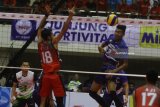 Atlet bola voli Jakarta Pertamina Energi, Hernanda Zulfi (kanan) melakukan smes yang berusaha ditahan atlet voli Palembang Bank Sumsel Babel, Ryan Irawan (kiri) dalam pertandingan Final Four Proliga Putaran Pertama di GOR Ken Arok, Malang, Jawa Timur, Minggu (1/4).Palembang Bank Sumsel Babel mengalahkan Jakarta Pertamina Energi dengan skor 3-2 (21-25, 24-26, 25-18, 25-17, 20-18). Antara Jatim/Ari Bowo Sucipto/zk/18.