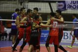 Tim bola voli Palembang Bank Sumsel Babel melakukan selebasi usai mengalahkan ttim Jakarta Pertamina Energi dalam pertandingan Final Four Proliga Putaran Pertama di GOR Ken Arok, Malang, Jawa Timur, Minggu (1/4). Palembang Bank Sumsel Babel mengalahkan Jakarta Pertamina Energi dengan skor 3-2 (21-25, 24-26, 25-18, 25-17, 20-18). Antara jatim/Ari Bowo Sucipto/zk/18.