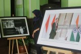 Pengunjung melihat foto bertema Persahabatan Indonesia-India yang dipajang di Balaikota, Malang, Jawa Timur, Senin (23/4). Pameran yang berlangsung selama tujuh hari tersebut merupakan rangkaian kegiatan Pekan Budaya India. Antara Jatim/Ari Bowo Sucipto/zk/18.