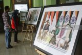 Pengunjung melihat foto bertema Persahabatan Indonesia-India yang dipajang di Balaikota, Malang, Jawa Timur, Senin (23/4). Pameran yang berlangsung selama tujuh hari tersebut merupakan rangkaian kegiatan Pekan Budaya India. Antara Jatim/Ari Bowo Sucipto/zk/18.