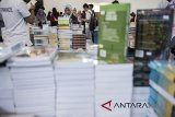 Ratusan pengunjung memadati pameran liga buku di GOR Saparua, Bandung, Jawa Barat, Senin (30/4). Pameran buku dari berbagai penerbit ini memberikan potongan harga dari 40 - 80 persen dan berlangsung dari 30 April hingga 6 Mei 2018. ANTARA JABAR/M Agung Rajasa/agr/18
