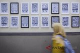 Pengunjung memperhatikan karya seni instalasi dalam pameran seni rupa yang bertajuk 