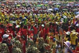 Sejumlah peseta yang terdiri dari siswa, orang tua, dan guru Raudatul Athfal (RA) mengikuti parade Karnaval RA di komplek Dadaha Sport Center, Kota Tasikmalaya, Jawa Barat, Selasa (17/4). Pawai yang diikuti 137 RA dengan jumlah 6.000 peseta se-Kota Tasikmalaya merupakan bagian dari sosialisasi pengenalan pendidikan RA kepada masyarakat tentang pengetahuan dan pemahaman umum serta keislaman sejak dini. ANTARA JABAR/Adeng Bustomi/agr/18