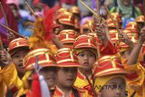 Sejumlah peseta yang terdiri dari siswa Raudatul Athfal (RA) mengikuti parade Karnaval RA di komplek Dadaha Sport Center, Kota Tasikmalaya, Jawa Barat, Selasa (17/4). Pawai yang diikuti 137 RA dengan jumlah 6.000 peseta se-Kota Tasikmalaya merupakan bagian dari sosialisasi pengenalan pendidikan RA kepada masyarakat tentang pengetahuan dan pemahaman umum serta keislaman sejak dini. ANTARA JABAR/Adeng Bustomi/agr/18