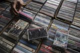 Pengunjung melihat sejumlah koleksi kaset tape, vinyl dan CD yang dijual di Pasar Koleksi Bandung di Prabuwangi Park Bandung, Jawa Barat, Minggu (8/4). Acara yang digelar dalam rangka Hari Toko Rilisan Fisik Sedunia tersebut memamerkan dan menjual sejumlah koleksi lama kaset radio, CD dan Vinyl atau piringan hitam musik dan musisi dari berbagai dunia yang dijual dengan kisaran harga Rp50.000 hingga jutaan rupiah. ANTARA JABAR/Novrian Arbi/agr/18.