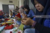 Sejumlah narapidana/warga binaan wanita mengikuti pelatihan membuat hiasan bunga dengan bahan dasar kain flanel di Lembaga Pemasyarakatan Klas II Tulungagung, Tulungagung, Jawa Timur, Sabtu (21/4). Pelatihan digelar dalam rangka peringatan Hari kartini sekaligus pembekalan kemampuan dasar bagi warga binaan agar memiliki bekal ketrampilan mandiri pasca menjalani rehabilitasi sosial di dalam Lapas. Antara Jatim/Destyan Sujarwoko/zk/18