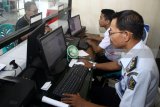 Petugas melayani pengunjung dengan menggunakan teknologi digital di Lembaga Pemasyarakatan (Lapas) Kelas II A Sidoarjo, Jawa Timur, Kamis (19/4). Pelayanan kunjungan berbasis Teknologi Informasi (TI) yang diterapkan di Lembaga Pemasyarakatan (Lapas) Kelas II A Sidoarjo tersebut untuk mempermudah petugas lapas dalam mendata para pengunjung yang ingin bertamu dengan warga binaan serta meningkatkan keamanan dan kenyamanan. Antara Jatim/Umarul Faruq/zk/18