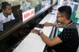Pengunjung melakukan pengambilan sidik jari dengan menggunakan teknologi digital di Lembaga Pemasyarakatan (Lapas) Kelas II A Sidoarjo, Jawa Timur, Kamis (19/4). Pelayanan kunjungan berbasis Teknologi Informasi (TI) yang diterapkan di Lembaga Pemasyarakatan (Lapas) Kelas II A Sidoarjo tersebut untuk mempermudah petugas lapas dalam mendata para pengunjung yang ingin bertamu dengan warga binaan serta meningkatkan keamanan dan kenyamanan. Antara Jatim/Umarul Faruq/zk/18
