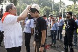 Gubernur Jawa Barat Ahmad Heryawan (kiri) menyematkan topi secara simbolis kepada peserta saat pelepasan peserta Festival Puncak Papua di Gedung Pakuan, Bandung, Jawa Barat, Rabu (4/4). Sebanyak 28 anggota Wanadri dan 25 relawan Indonesia Mengajar akan mendaki puncak Yamin, puncak Mandala, mengajar serta mengadakan festival budaya dalam rangka Festival Puncak Papua yang berlokasi di kabupaten Pegunungan Bintang dan akan dilaksanakan bulan April hingga Juni 2018. ANTARA JABAR/M Agung Rajasa/agr/18
