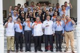 Gubernur Jawa Barat Ahmad Heryawan (keempat kiri) foto bersama dengan peserta saat pelepasan peserta Festival Puncak Papua di Gedung Pakuan, Bandung, Jawa Barat, Rabu (4/4). Sebanyak 28 anggota Wanadri dan 25 relawan Indonesia Mengajar akan mendaki puncak Yamin, puncak Mandala, mengajar serta mengadakan festival budaya dalam rangka Festival Puncak Papua yang berlokasi di kabupaten Pegunungan Bintang dan akan dilaksanakan bulan April hingga Juni 2018. ANTARA JABAR/M Agung Rajasa/agr/18
