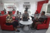 Executive Vice President Telkom Regional 5 Jatim, Bali dan Nusra Suparwiyanto (kedua kiri) berbincang dengan pelanggan di sela acara Peluncuran Plasa Telkom Digital Mergoyoso di Surabaya, Jawa Timur, Senin (16/4). Peluncuran Plasa Telkom Digital tersebut bertujuan untuk mengedukasi dan memberikan layanan digital kepada para pelanggan Telkom. Antara Jatim/Moch Asim/zk/18