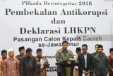 Ketua KPU Jawa Timur Eko Sasmito (tengah) didampingi sejumlah ketua KPU daerah membacakan Laporan Harta Kekayaan Penyelenggara Negara (LHKPN) saat Pembekalan Antikorupsi dan Deklarasi LHKPN Pasangan Calon Kepala Daerah se Jatim di Grahadi, Surabaya, Jawa Timur, Kamis (12/4). Kegiatan tersebut dihadiri seluruh calon kepala daerah se-Jawa Timur yakni dua pasangan calon Gubernur dan Wakil Gubernur Jawa Timur Khofifah Indar Parawansa-Emil Elestianto Dardak dan Saifullah Yusuf-Puti Guntur Soekarno serta  pasangan calon walikota dan wakil wali kota dan calon bupati dan wakil bupati dari 18 daerah se-Jatim.  Antara Jatim/Zabur Karuru/18