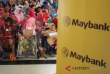 Medan (Antaranews Sumut) - Branch Manager Maybank Indonesia Laury Anita Sembiring (kanan) bersama Kepala Bagian Pengawasan Pasar Modal Otoritas Jasa Keuangan (OJK) Regional 5 Sumbagut Risca Bernadetta Novianty (kiri) meluncurkan program Reach Independence & Sustainable Entrepreneurship (RISE) pada pelatihan Pemberdayaan Ekonomi Berkelanjutan bagi Komunitas Penyandang Disabilitas, di Medan, Sumatera Utara, Rabu (11/4). Program yang digagas Maybank Foundation dan PT Maybank Indonesia Tbk itu menjadi salah satu Corporate Social Responbility (CSR) Maybank Group sebagai upaya untuk meningkatkan kemandirian serta kesejahteraan warga penyandang disabilitas dalam bidang kewirasusahaan dan keuangan. Septianda Perdana