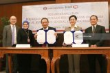 Direktur Utama KSEI Friderica Widyasari Dewi (kedua kanan) bersama Kepala Departemen Operasional Tresuri dan Pinjaman BI Aribowo (tengah) didampingi Direktur KSEI Supranoto Prajogo (kiri) berserta Direktur Pengawasan Transaksi Efek OJK Khoirul Muttaqien (kanan) dan Kepala Departemen Pengelolaan Sistem Informasi BI Dyah Lubis (kedua dari kiri) menunjukan dokumen perjanjian Pembukaan Rekening Bank Indonesia di KSEI di Kantor Bank Indonesia di Jakarta, Rabu (18/4). Dengan perjanjian tersebut diharapkan Bank Indonesia dapat menggunakan fasilitas dan layanan yg ada di KSEI. Antara Jatim/KSEI/zk/18