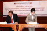 Direktur Utama KSEI Friderica Widyasari Dewi (kanan) bersama Kepala Departemen Operasional Tresuri dan Pinjaman BI Aribowo (kiri) menandatangani dokumen perjanjian Pembukaan Rekening Bank Indonesia di KSEI di Kantor Bank Indonesia di Jakarta, Rabu (18/4).  Dengan perjanjian tersebut diharapkan Bank Indonesia dapat menggunakan fasilitas dan layanan yg ada di KSEI. Antara Jatim/KSEI/zk/18
