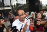 Anggota DPR periode 2009-2014 Djamal Aziz menjawab petanyaan wartawan seusai menjalani pemeriksaan di gedung KPK, Jakarta, Rabu (25/4/2018). Djamal Aziz diperiksa sebagai saksi bagi tersangka politikus Partai Golkar Markus Nari terkait kasus korupsi pengadaan KTP elektronik. (ANTARA /Indrianto Eko Suwarso) 