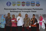 Kepala Perwakilan Bank Indonesia (BI) Tasikmalaya Heru Saptaji (tengah), Asda II Kab Garut Yati (kiri), Kadispora Kota Banjar Nana Suryana (kedua kiri), Sekda Pangandaran Mahmud (ketiga kiri), PLT Bupati Ciamis Dedi Nulyadi (ketiga kanan), Sekda Kab Tasikmalaya Abdul Kodir (kedua kanan) dan Kabid Pariwisata Kota Tasikmalaya Rita Melia (kanan) pada pencanangan pengembangan pariwisata terintegrasi Priangan Timur, di Aula Balai Pringan, Kota Tasikmalaya, Jawa Barat, Kamis (19/4). Kegiatan yang diselenggarakan oleh Bank Indonesia bertujuan untuk mendukung pengembangan potensi pariwisata daerah di kawasan Priangan Timur, Jabar, sehingga sektor pariwisata dapat dijadikan sebagai motor pembangunan daerah dan meningkatkan kesejahteraan masyarakat. ANTARA JABAR/Adeng Bustomi/agr/18