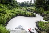 Suasana limbah industri di Sungai Cihaur yang bermuara ke Sungai Citarum di Kecamatan Padalarang, Kabupaten Bandung Barat, Jawa Barat, Rabu (11/4). Meski adanya larangan membuang limbah oleh Kementerian Lingkungan Hidup dan Kehutanan, data dari Wahana  Lingkungan Hidup Indonesia (Walhi) mencatat setidaknya 25 perusahaan di Kabupaten Bandung Barat masih membuang limbah industri ke anak Sungai Citarum ini. ANTARA JABAR/Raisan Al Farisi/agr/18