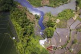 Foto udara limbah industri di Sungai Cihaur yang bermuara ke Sungai Citarum di Kecamatan Padalarang, Kabupaten Bandung Barat, Jawa Barat, Rabu (11/4). Meski adanya larangan membuang limbah oleh Kementerian Lingkungan Hidup dan Kehutanan, data dari Wahana Lingkungan Hidup Indonesia (Walhi) mencatat setidaknya 25 perusahaan di Kabupaten Bandung Barat masih membuang limbah industri ke anak Sungai Citarum ini. ANTARA JABAR/Raisan Al Farisi/agr/18