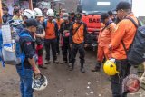 Tim SAR gabungan berdoa sebelum melakukan pencarian pendaki Andrey Voytech (34) warga negara Selandia Baru yang dilaporkan hilang saat mendaki Gunung Merbabu pada Jumat (30/3/2018) lalu, di Pos Thekelan, Desa Batur, Getasan, Kabupaten Semarang, Jawa Tengah, Selasa (3/4/2018). Memasuki hari ketiga operasi pencarian, puluhan personel Tim SAR gabungan melakukan penyisiran melalui jalur pendakian Thekelan area Pos 1 dan Pos 2 lereng Gunung Merbabu. (ANTARA FOTO/Aji Styawan) 