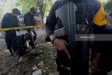 Tim Gegana Satbrimob Polda Jatim mengevakuasi granat tangan di kawasan Dharmahusada Indah Utara, Surabaya, Jawa Timur, Sabtu (28/4). Granat tangan yang ditemukan oleh warga selanjutnya dilaporkan ke kepolisian itu dievakuasi oleh Tim Gegana Satbrimob Polda Jatim untuk diamankan. Antara jatim/Didik Suhartono/zk/18