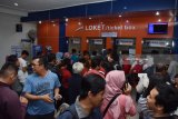 Sejumlah calon penumpang Kereta Api (KA) antre untuk mengembalikan tiket di Stasiun KA Madiun, Jawa Timur, Jumat (6/4). Kecelakaan KA Sancaka relasi Yogyakarta-Surabaya yang betabrakan dengan truk di antara Stasiun KA Kedungbanteng-Walikukun Ngawi mengakibatkan jalur KA lumpuh, sehingga para calon penumpang sejumlah KA, antara lain jurusan Surabaya, Malang, Madiun menuju Jakarta, Bandung, Yogyakarta mengembelikan tiket. Antara Jatim/Siswowidodo/zk/18