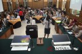 Peserta mengikuti kegiatan Pengenalan Implementasi Persidangan Digital (e-Court) di Ruang Sidang Cakra, PN Bogor Kelas 1B, Kota Bogor, Jawa Barat, Jum'at (13/4). Persidangan digital merupakan kegiatan persidangan biasa dengan menggunakan alat bantu media elektronik meliputi visualisasi persidangan, perekaman persidangan dan alat komunikasi audio visual jarak jauh (teleconference) yang bertujuan mempermudah akses pelayanan kepada masyarakat yang lokasi geografisnya jauh dari pengadilan. ANTARA JABAR/Arif Firmansyah/agr/18.