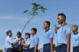 Komandan Lanud Iswahjudi Marsekal Pertama TNI Samsul Rizal (kiri) menyerahkan bibit pohon mangga sebelum ditanam kepada prajurit TNI AU saat digelar penghijauan (go green) di Lanud Iswahjudi, Magetan, Jawa Timur, Selasa (3/4). Kegiatan penghijauan yang digelar bekerja sama dengan PT Industri Kereta Api (Inka) dari dana ‘Corporate Sosial Responsibility’ (CSR) menanam 800 bibit pohon trembesi dan 120 bibit pohon mangga di kawasan Lanud Iswahjudi guna mendukung program pemerintah gerakan penanaman satu miliar pohon. Antara Jatim/Foto/Siswowidodo/zk/18