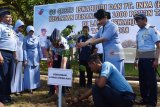 Komandan Lanud Iswahjudi Marsekal Pertama TNI Samsul Rizal (kiri) menanam bibit pohon trembesi saat digelar penghijauan (go green) di Lanud Iswahjudi, Magetan, Jawa Timur, Selasa (3/4). Kegiatan penghijauan yang digelar bekerja sama dengan PT Industri Kereta Api (Inka) dari dana ‘Corporate Sosial Responsibility’ (CSR) menanam 800 bibit pohon trembesi dan 120 bibit pohon mangga di kawasan Lanud Iswahjudi guna mendukung program pemerintah gerakan penanaman satu miliar pohon. Antara Jatim/Foto/Siswowidodo/zk/18