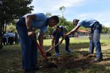 Prajurit TNI AU menanam bibit pohon saat digelar penghijauan (go green) di Lanud Iswahjudi, Magetan, Jawa Timur, Selasa (3/4). Kegiatan penghijauan yang digelar bekerja sama dengan PT Industri Kereta Api (Inka) dari dana ‘Corporate Sosial Responsibility’ (CSR) menanam 800 bibit pohon trembesi dan 120 bibit pohon mangga di kawasan Lanud Iswahjudi guna mendukung program pemerintah gerakan penanaman satu miliar pohon. Antara Jatim/Foto/Siswowidodo/zk/18