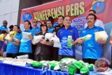 Kepala BNN Komjen Pol Heru Winarko (kedua kanan) bersama Deputi Pemberantasan Irjen Pol Arman Depari (kedua kiri) dan Kepala BNN Provinsi Sumut Brigjen Pol Marsauli Siregar (kanan) memperlihatkan barang bukti narkoba setelah penangkapan bandar narkoba di Medan, Sumatera Utara, Senin (2/4/2018). Gabungan petugas BNN, Bea Cukai dan Polda Sumut melakukan penyergapan terhadap delapan orang tersangka bandar narkoba di tujuh lokasi wilayah Sumut dan Aceh, dengan barang bukti sabu seberat 44,7 kilogram dan 58.000 butir pil ekstasi dari Malaysia, sedangkan satu orang diantara tersangka tewas ditembak saat sedang berusaha melarikan diri. (ANTARA FOTO/Septianda Perdana)