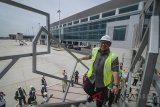 Gubernur Jawa Barat Ahmad Heryawan menaiki tangga garbarata saat meninjau proyek pembangunan Bandara Internasional Jawa Barat (BIJB) di Majalengka, Jawa Barat, Senin (2/4). Peninjauan tersebut dalam rangka memastikan kesiapan infrastruktur BIJB yang rencana diresmikan pada Mei mendatang. ANTARA JABAR/Raisan Al Farisi/agr/18
