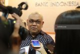 Kepala Bank Indonesia (BI) regional Kediri Djoko Raharto menjawab pertanyaan wartawan saat rilis kasus penipuan berkedok penerimaan kayawan BI di Kota Kediri, Jawa Timur, Rabu (25/4). Polisi menghimbau masyarakat agar berhati-hati terkait maraknya kasus penipuan dan pihak BI menyatakan proses penerimaan kayawan hanya dilakukan oleh pusat tanpa dipungut biaya. Antara Jatim/Prasetia Fauzani/zk/18