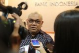 Kepala Bank Indonesia (BI) regional Kediri Djoko Raharto menjawab pertanyaan wartawan saat rilis kasus penipuan berkedok penerimaan kayawan BI di Kota Kediri, Jawa Timur, Rabu (25/4/2018). Polisi mengimbau masyarakat agar berhati-hati terkait maraknya kasus penipuan, dan pihak BI menyatakan proses penerimaan karyawan hanya dilakukan oleh kantor pusat tanpa dipungut biaya. (ANTARA FOTO/Prasetia Fauzani)