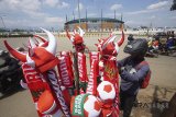 Pedagang menjual atribut timnas sepak bola Indonesia jelang pertandingan turnamen Internasional PSSI Anniversary Cup 2018 antara Timnas Indonesia U-23 melawan Timnas Bahrain U-23 di sekitar Stadion Pakansari, Cibinong, Kabupaten Bogor, Jawa Barat, Jumat (27/4). Atribut dan aksesoris timnas Indonesia seperti kaos, syal, dan topi dijual dengan kisaran harga Rp25.000 hingga Rp 80.000 perbuah. ANTARA JABAR/Yulius Satria Wijaya/agr/18. 
