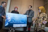 Direktur Utama bank BJB Ahmad Irfan (kedua kanan) didampingi Direktur Retail dan Konsumer bank BJB Suartini (kanan) memberikan secara simbolis hadiah sebesar Rp 500 juta kepada pemenang utama Ayie Atikah (kedua kiri) bersama suami di kantor pusat bank BJB, Bandung, Jawa Barat, Kamis (12/4). Bank BJB memberikan hadiah undian Tabungan Simpeda periode kedua tahun 2018 dari total pemenang sebanyak 584 untuk seluruh BPD di Indonesia. ANTARA JABAR/M Agung Rajasa/agr/18
