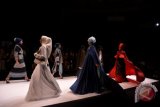 Model memperagakan rancangan busana muslim ketika pembukaaan Muslim Fashion Festival (Muffest) Indonesia 2018 di Jakarta Convention Center, Jakarta, Kamis (19/4/2018). Mufest 2018 mengusung misi besar untuk mendukung Indonesia sebagai tuan rumah dan pusat inspirasi industri busana muslim dunia pada 2020 dengan mengoptimalkan kekuatan budaya lokal. (ANTARA FOTO/Wahyu Putro A)