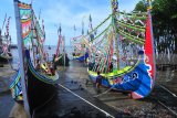 Nelayan menghias perahu di Pantai Desa Montok, Pamekasan, Jawa Timur,  Sabtu (21/4). Sejak sepekan lalu nelayan di daerah itu menghias perahunya guna merayakan tradisi petik laut yang akan dilaksanakan tanggal 26-28 April ini.  Antara Jatim/Saiful Bahri/zk/18